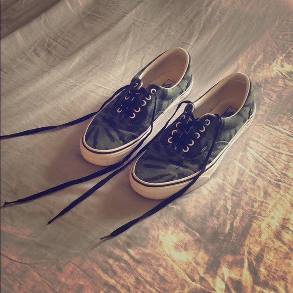 Size 10 Mens Vans - Picture 1 of 4